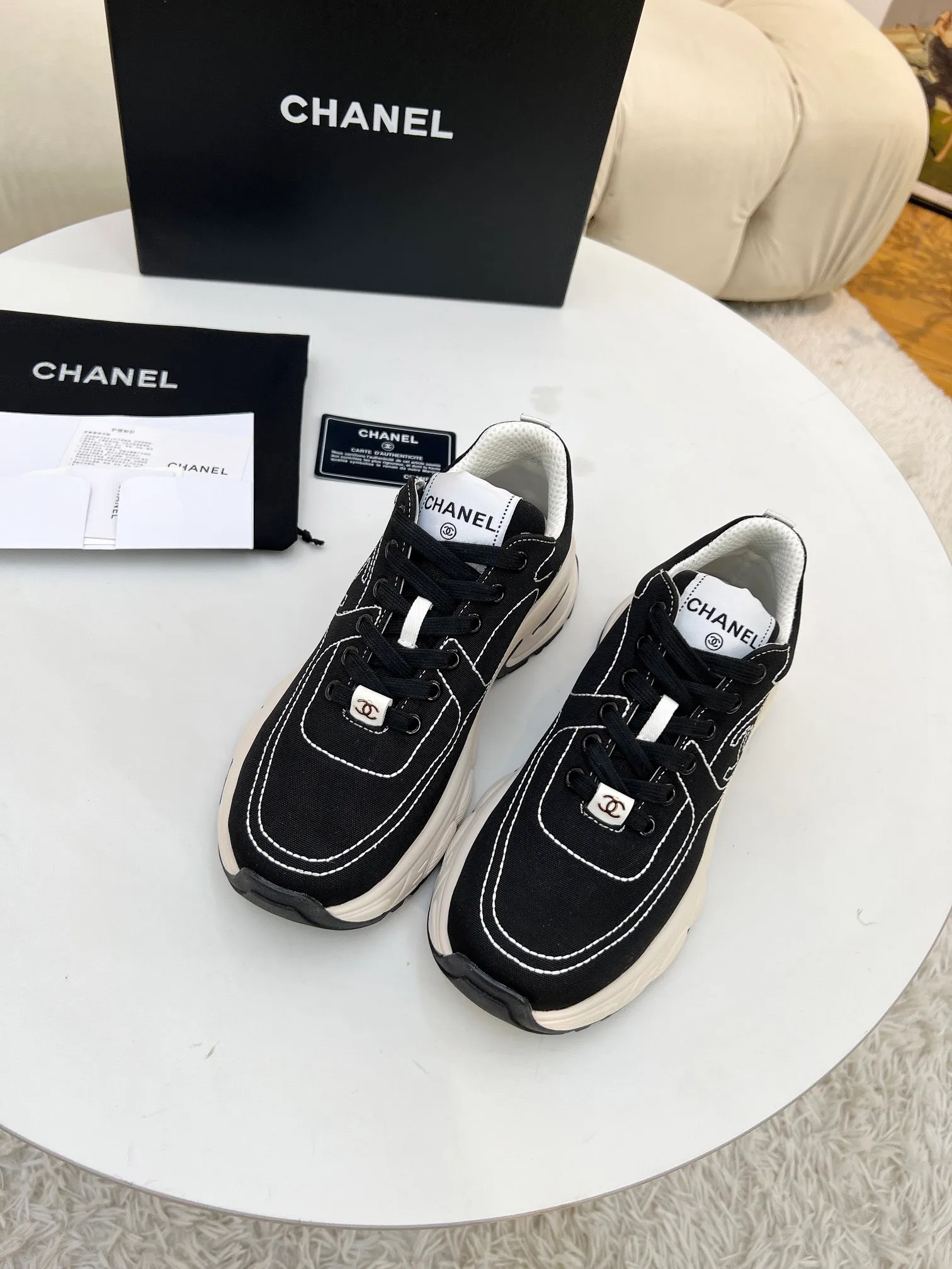 👟👟Ex-factory price 500👟👟 Cloth CHANEL 25C new casual shoes for early spring vacation. A pair of comfortable shoes can reduce the fatigue on your feet. The new style is very versatile, whether it is daily wear or a sister party. It can be easily used for commuting in the workplace, outdoor sports and various occasions. It can increase the height, straighten the legs, modify the shape of the feet, is comfortable and comfortable without rubbing the feet, and has good breathability. It can also be worn in summer. Office workers can also easily own it when wearing it. The fabric is pebbled cowhide + plaid pad to show off sheepskin. The original open-molded rubber foam outsole! size: 35-40 (41 customized, non-refundable and non-exchangeable)
